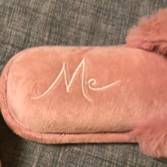 Gorgeously sexy bedroom slippers in blush pink.  Slippers by SNUGLEAVES.  Size 8 - Picture 6 of 8